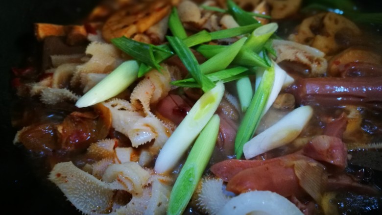 家宴菜谱~鸡鸭鱼肉之毛血旺,翻炒均匀 加入青蒜即可出锅