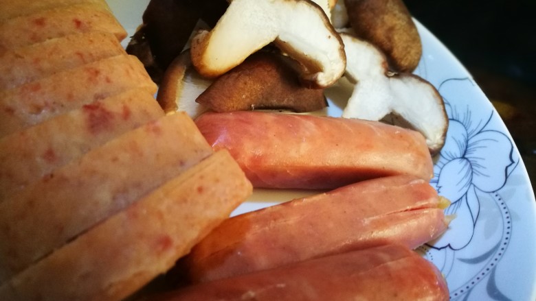 家宴菜谱~鸡鸭鱼肉之毛血旺,倒入香肠 午餐肉和香菇