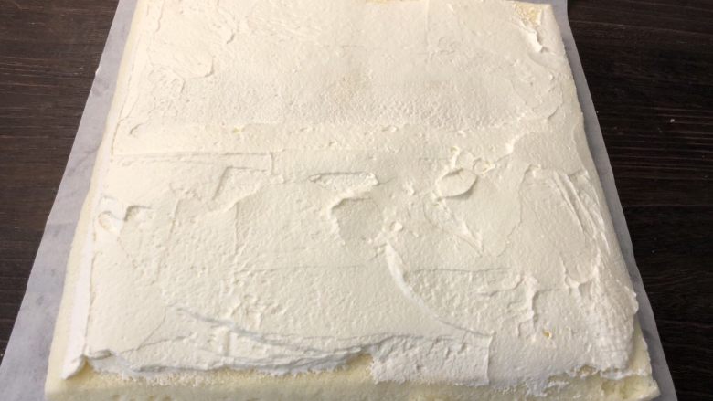 奶油蛋糕卷,准备一张油纸把蛋糕片倒扣在油纸上轻轻撕去油布,非常完美的毛巾面。
放至稍微有点温度的时候把蛋糕片再倒扣过来,淡奶油铺在蛋糕片的正面。
如果做正卷的就把奶油铺在反面。