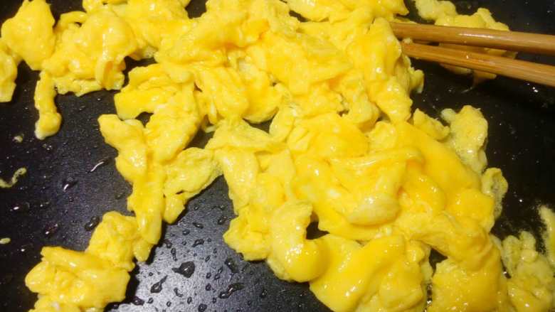 菠萝饭,炒嫩一点,盛出备用。