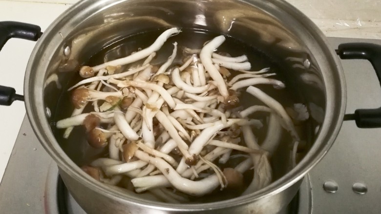 一碗汤+蟹味菇内酯豆腐汤,锅中烧开水,放入蟹味菇