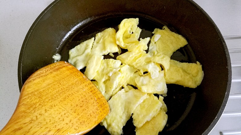 鱼香鸡蛋,鸡蛋炒熟后,用锅铲划成块盛出备用。