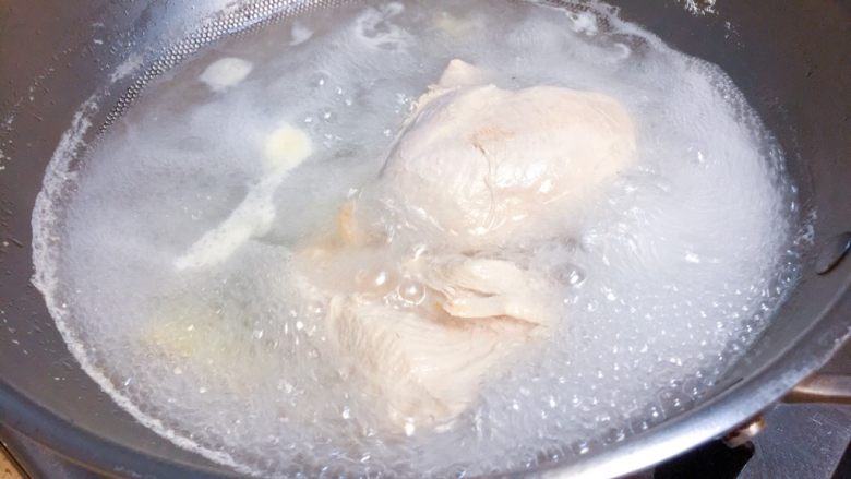 根本停不下来的★香辣烤鸡丝,把鸡胸肉和姜片,同煮,大火20分钟以上。将鸡肉煮熟。姜是为了去腥呢。