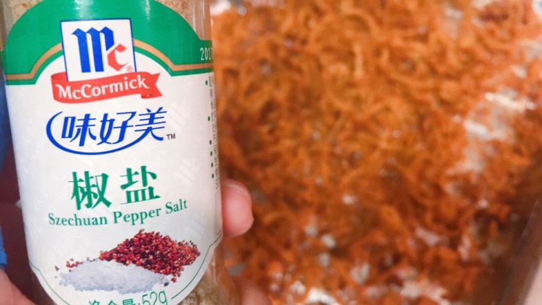 根本停不下来的★香辣烤鸡丝,最后上桌前,尝尝味道,不够咸的话。就用<a style='color:red;display:inline-block;' href='/shicai/ 704'>椒盐</a>,够咸了,就撒点研磨黑胡椒粉提味。