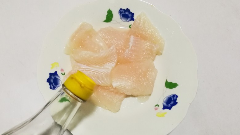 黄豆酱大葱蒸巴萨鱼,倒掉腌制巴萨鱼渗出的水,放少许<a style='color:red;display:inline-block;' href='/shicai/ 718'>料酒</a>