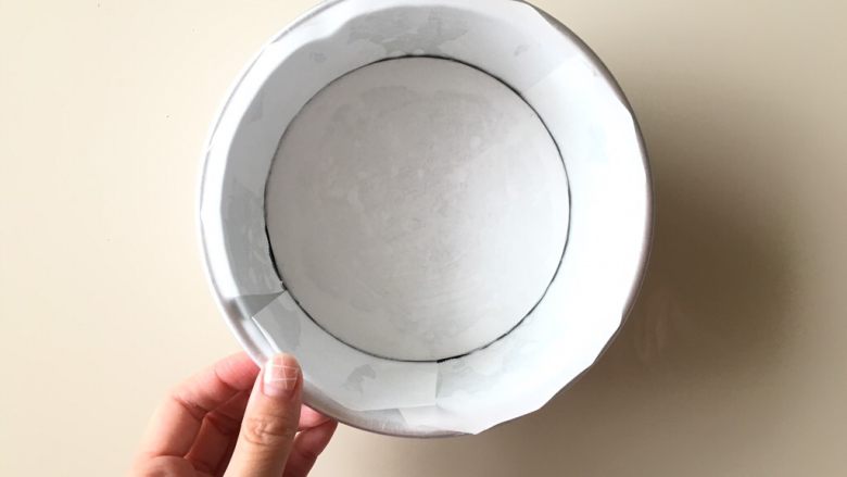 浓情布朗尼芝士蛋糕,先用玉米油在6寸活底蛋糕模具内抹一层,把烘焙油纸剪成一个6寸圆和一张长方形,贴在膜了油的模具内壁,这样可以防粘,还很方便脱模