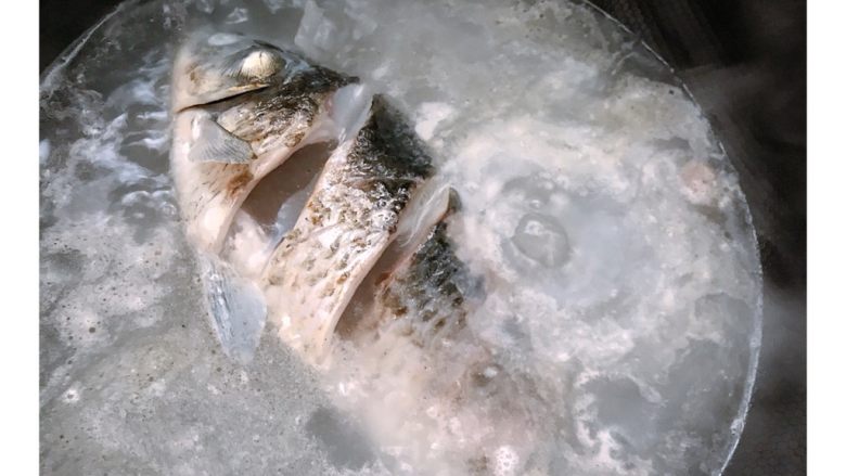 #宝宝辅食#鲫鱼豆腐汤 10M+,倒入开水,没过鱼身,加入姜片及少许料酒(小宝宝可以不加,用柠檬汁代替);