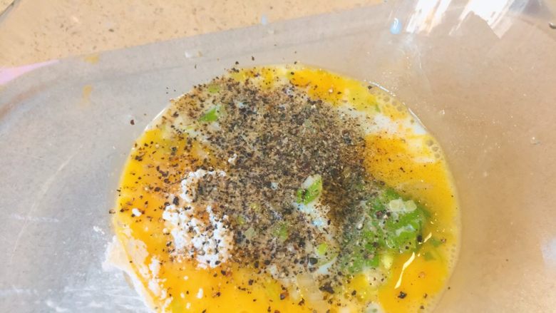 实用快手系列★软香鸡蛋饼,最后是胡椒粉,然后充分搅拌均匀。