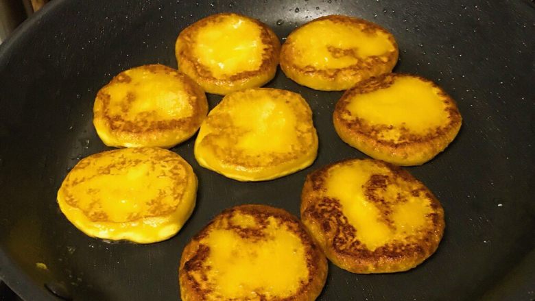 做饼+南瓜糯米芝士饼,翻面,再煎。