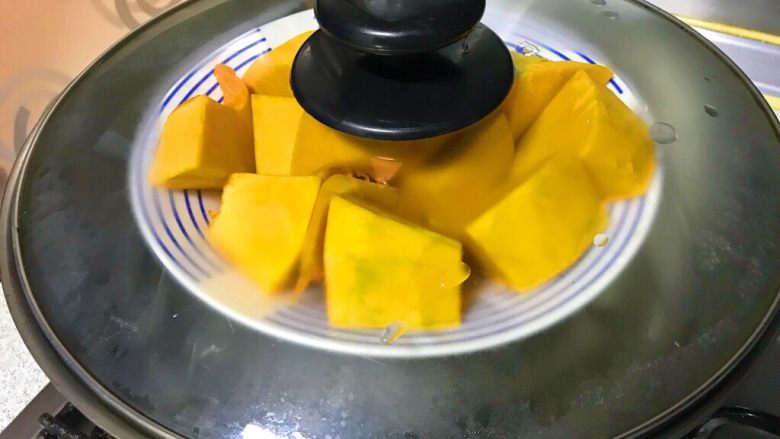 做饼+南瓜糯米芝士饼,切成小块,上火蒸10分钟左右。