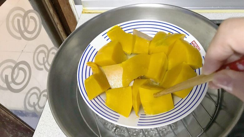 做饼+南瓜糯米芝士饼,用筷子试一下,轻易插入就熟透了。