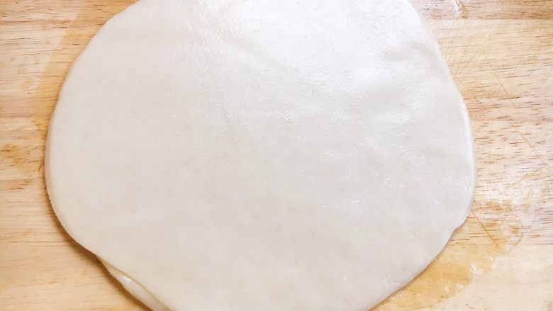 做饼+春饼(饺子皮版),最后借助擀面杖,从中间往外轻轻的擀,翻面后还是重复以前动作,用擀面杖从中间往外擀。这样反复几次饼就擀成了,饼的大小和6寸盘子大小差不多。