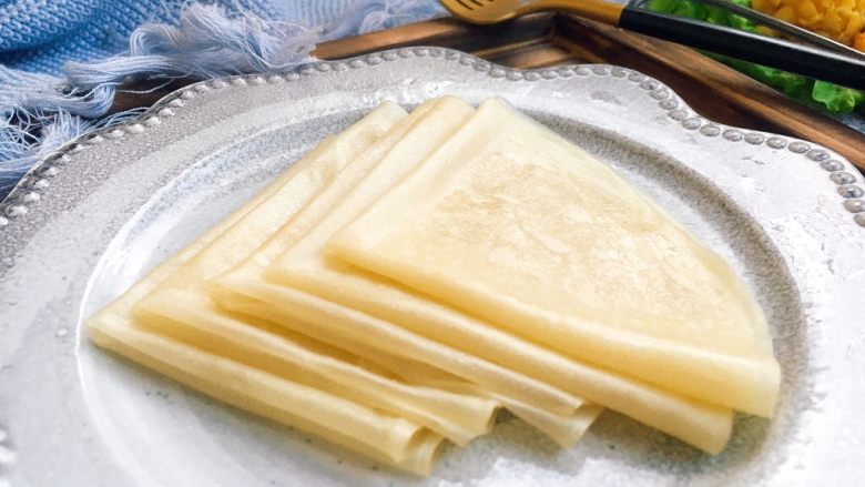做饼+春饼(饺子皮版),一次吃不了的春饼放在保鲜袋里放在冰箱里冷藏,吃的时候再加热一下就可以了。