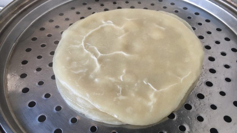 做饼+春饼(饺子皮版),蒸好的春饼。