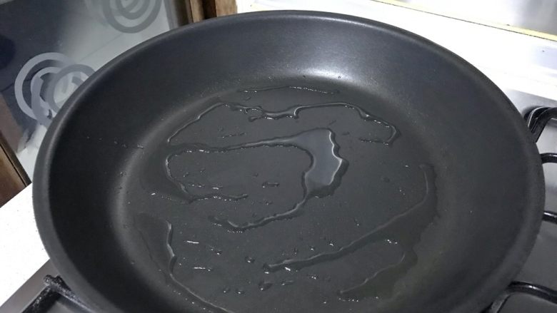 做饼+太阳盒子,小火,平底锅淋上油。