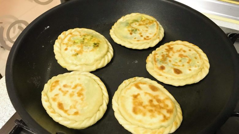 做饼+太阳盒子,两面金黄后,出锅。