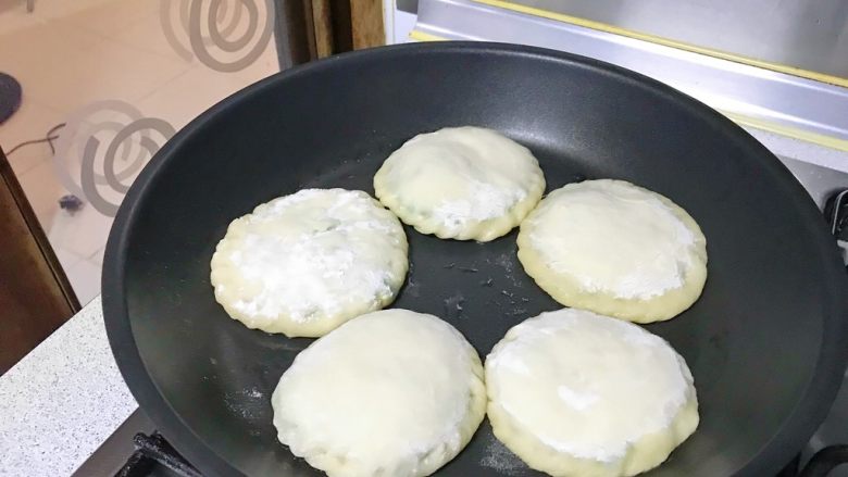 做饼+太阳盒子,开始煎,一面金黄后翻面。