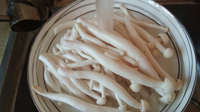 酱烧假章鱼,给生活增添乐趣,<a style='color:red;display:inline-block;' href='/shicai/ 268'>白玉菇</a>清洗干净,备用。