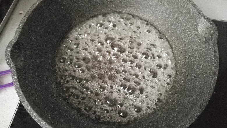 春节零食~奶油焦糖爆米花,煮糖期间会有好多气泡冒起,再继续熬煮;