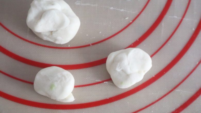 我是一只蛙🐸(馒头),另外一块活好的白色面团,分成三份,大小依次是最大,小,小,具体我也没称