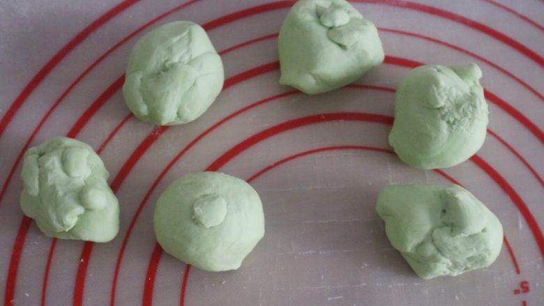 我是一只蛙🐸(馒头),绿色面团的总重量是170g,我把面团分成了26g的面剂,大家可以根据自己需要的大小平均分配
