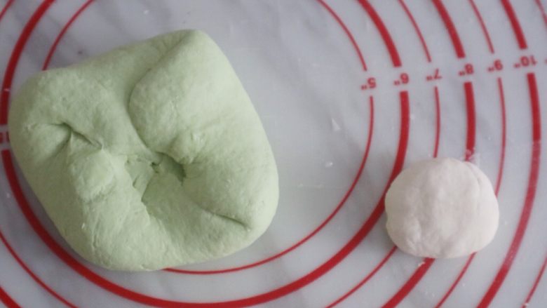 我是一只蛙🐸(馒头),因为我们做的青蛙造型中还需要白色,黑色,和粉红色,我们还得单独活一块白色面团,白色面团15g~20g就够了,具体配方还是和上面一样,油菜汁换成清水或者牛奶都可以