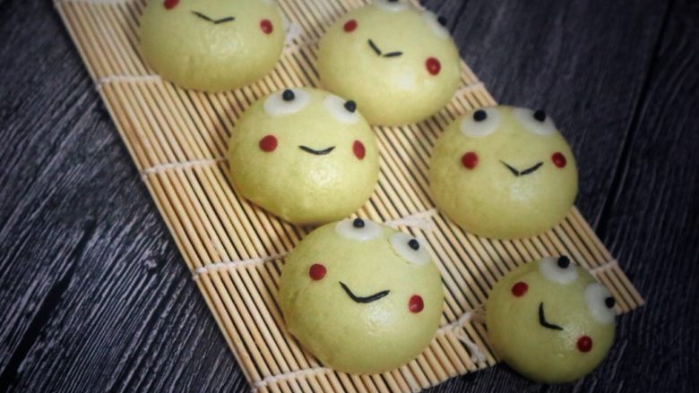 我是一只蛙🐸(馒头),上蒸锅开火1~2分钟关火,待到醒发到1~1.5倍时开火蒸12~15分钟,时间根据馒头大小,时间到后不要开盖子闷5分钟左右水汽跑掉些在开盖,完成,细看可以看到蒸好的表面不是很光滑了因为我期间着急没有涂水,蒸之前有些许开裂,所以想要馒头好看记得勤涂水,因为造型中很容易干燥