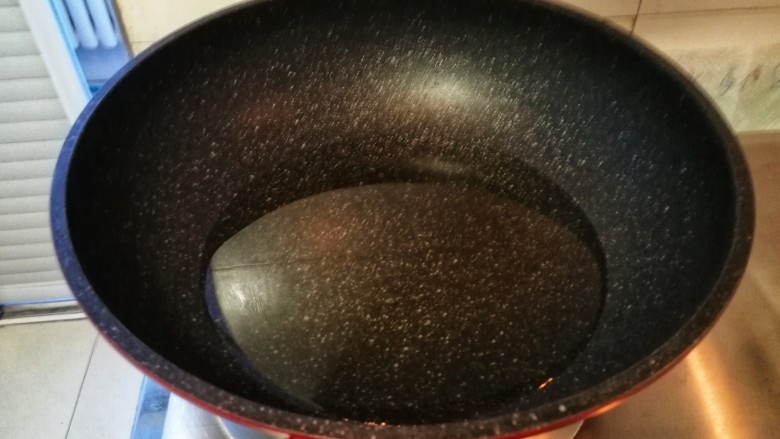 蒜黄麻香土豆条,起油锅,多倒点油,要炸土豆条。
