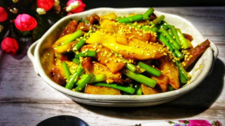 蒜黄麻香土豆条,盛盘,撒上少许<a style='color:red;display:inline-block;' href='/shicai/ 666'>芝麻</a>,香香哒。