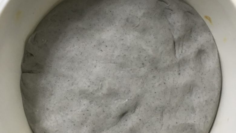 芝麻糊馒头,拿出来放入保鲜盒盖上盖子,送进发酵箱27度发酵