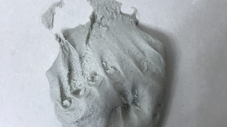 芝麻糊馒头,继续加面粉揉,有点粘手继续加少量面粉揉