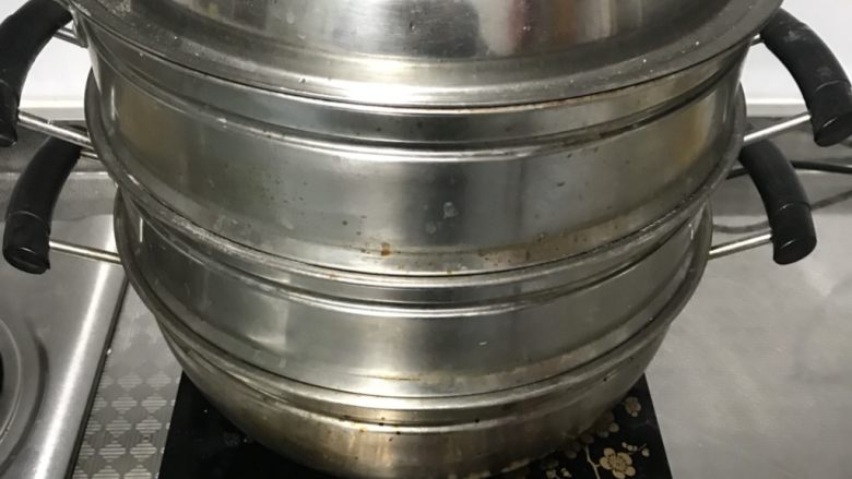 芝麻糊馒头,醒发好的馒头冷水上锅蒸先大火烧上气,我用电磁炉2100度
