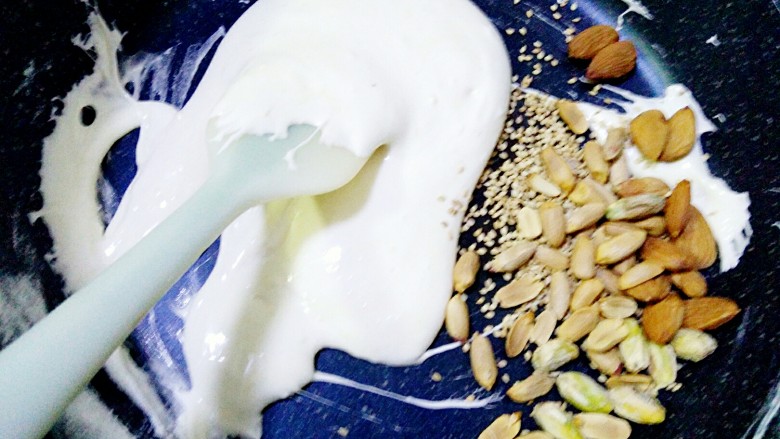 雪花酥(小葫芦饼干版),拌匀后加入坚果