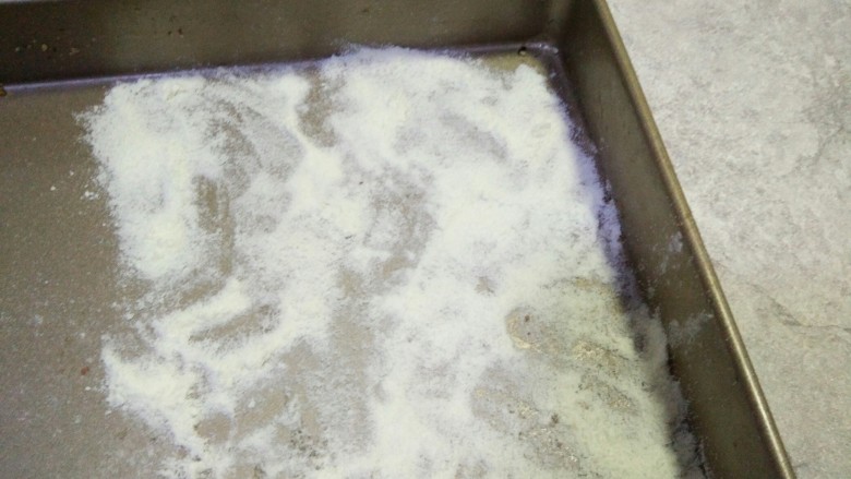 雪花酥(小葫芦饼干版),取一个方盘撒入适量的奶粉