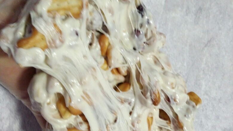 雪花酥(小葫芦饼干版),一定是带手套操作,不然会烫,还粘手,拉丝这样叠几下