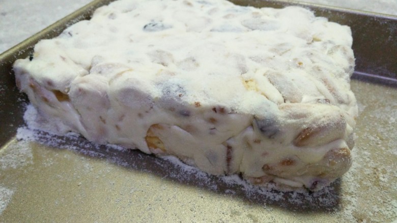 雪花酥(小葫芦饼干版),用刮板按压,高度与金盘齐平