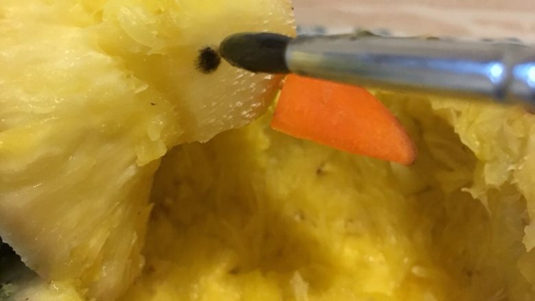 小鸟菠萝🍍饭,用干净毛笔蘸黑芝麻酱画鸟的眼睛