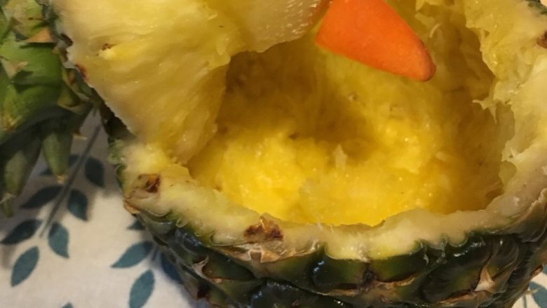 小鸟菠萝🍍饭,下面三分之二部分
用刀配合挖勺挖出果肉
带叶子的部分
用水果刀修成鸟头形状
用一小段<a style='color:red;display:inline-block;' href='/shicai/ 25'>胡萝卜</a>修成鸟嘴形状
用牙签固定