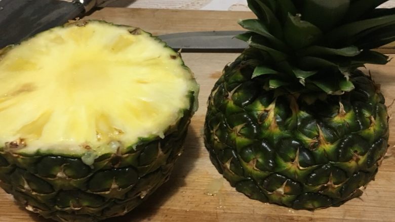 小鸟菠萝🍍饭,在果实三分之一处下刀
一分为二