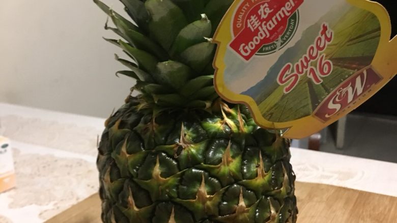 小鸟菠萝🍍饭,挑选凤梨，中等大小