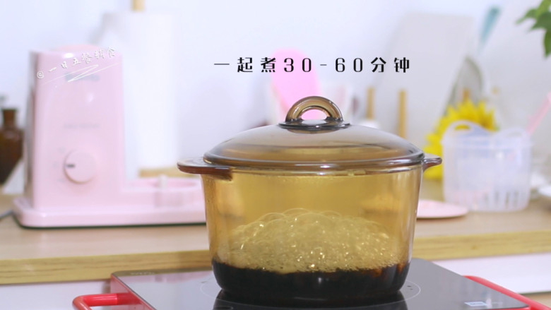 黑豆姜汤,与干姜一起煮30-60分钟。
>>北京中医医院呼吸科 主任医师苑惠清说干姜热发散作用更大,干姜可以中药店买也可以自己晒,我取了点姜边缘比较干的地方煮的。