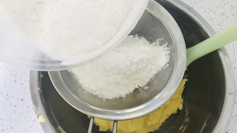 酥到掉渣的黄油曲奇,面粉也是分两次过筛进入,一定要过筛
