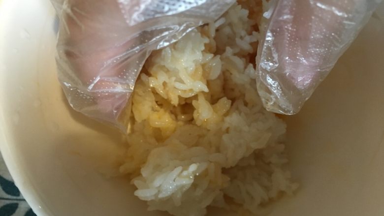 小鸟菠萝🍍饭,抓匀
这样炒出来米饭是金黄色
俗称金包玉