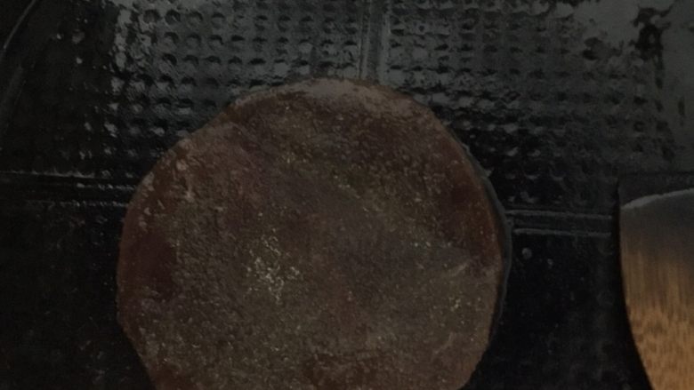 牛排,一面微熟后再加少许盐