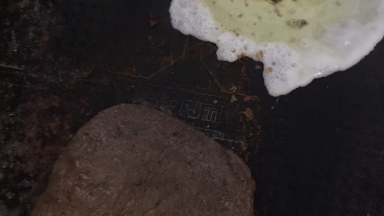 牛排,八分熟时放入一个鸡蛋