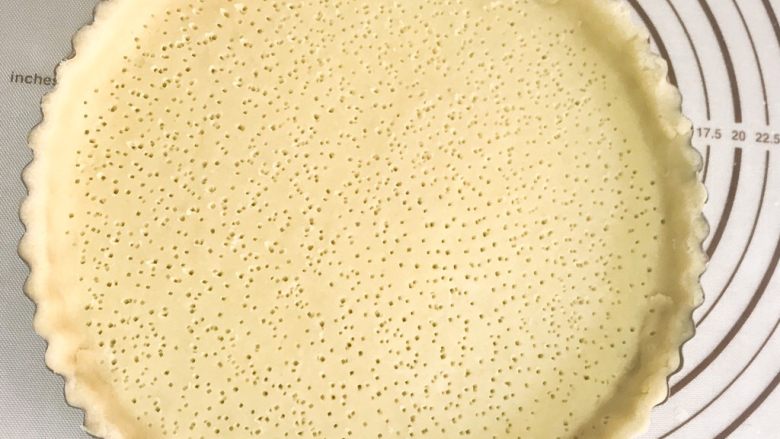 蓝莓乳酪派,用手将便面整形一下表面用叉子叉一些小洞洞 不然烤的时候容易 鼓起来哦