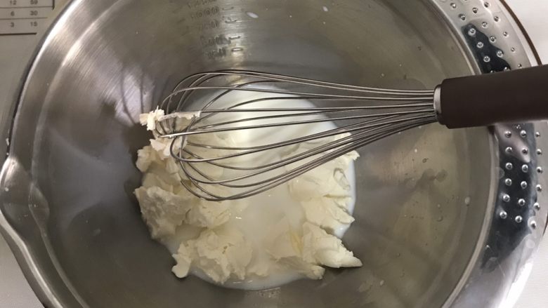 蓝莓乳酪派,接下来制作乳酪馅牛奶可以放微波炉里叮一下 加热一下
加入软化的奶酪 ;也可以隔热水搅拌至顺滑