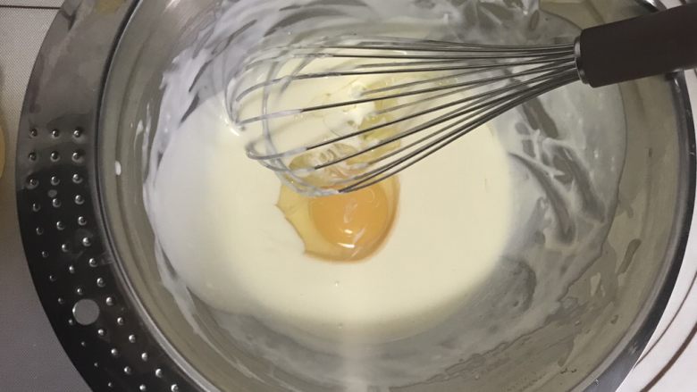 蓝莓乳酪派,搅拌至顺滑无颗粒 ;再加入黄油 充分融合后再加入鸡蛋搅拌好