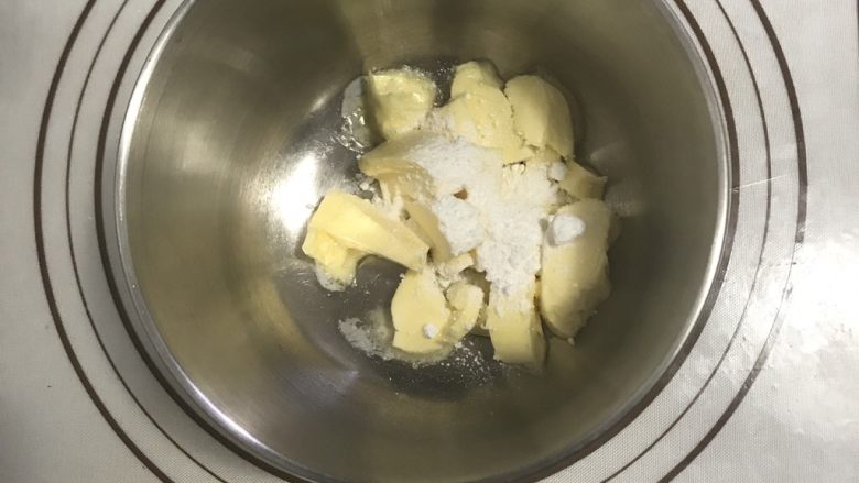 蓝莓乳酪派,加入糖粉用蛋抽搅拌一下也可以用电动打蛋器轻轻打一下就可以了