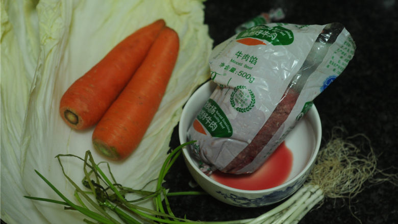 春节吉祥菜——花开富贵百财牛肉卷,所有的食材都准备好,蔬菜清洗干净,胡萝卜切成小颗粒,<a style='color:red;display:inline-block;' href='/shicai/ 3250'>葱</a>切花